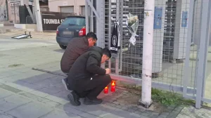 Τούμπα: Κεριά και λουλούδια στη μνήμη των 7 φιλάθλων του ΠΑΟΚ