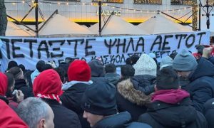 «Πετάξτε ψηλά αετοί»: Το πανό των οπαδών του Ολυμπιακού για τους αδικοχαμένους φιλάθλους του ΠΑΟΚ