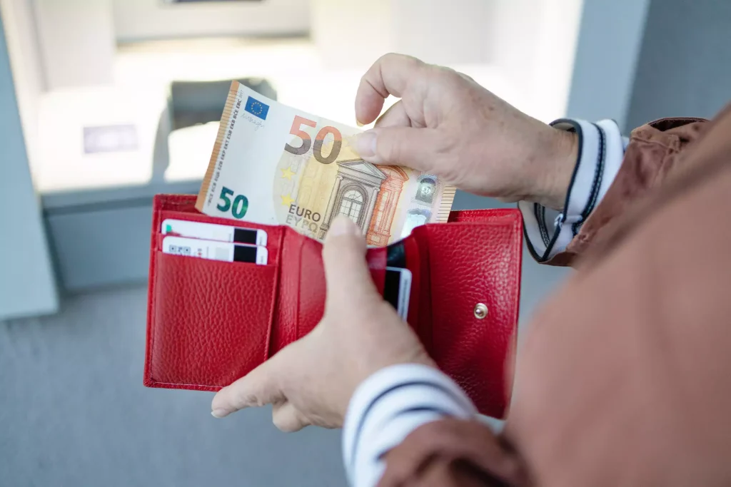 Πληρωμές-μαμούθ σήμερα (24/04): Συντάξεις, επιδόματα και εφάπαξ – Όλα τα ποσά