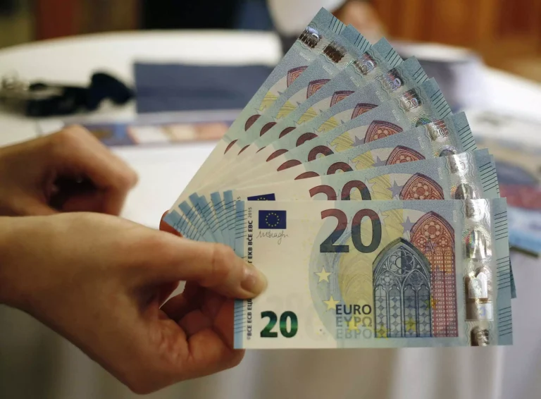 Πληρωμές ΕΦΚΑ, ΔΥΠΑ και ΟΠΕΚΑ: Πότε θα δείτε χρήματα στους λογαριασμούς