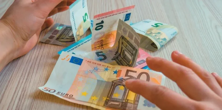 Πληρωμές από e-ΕΦΚΑ και ΔΥΠΑ – Ποιοι θα δουν χρήματα στους λογαριασμούς τους