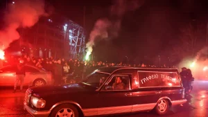 «Αδέρφια ζείτε, εσείς μας οδηγείτε»: Ράγισε καρδιές η άφιξη των επτά φιλάθλων του ΠΑΟΚ