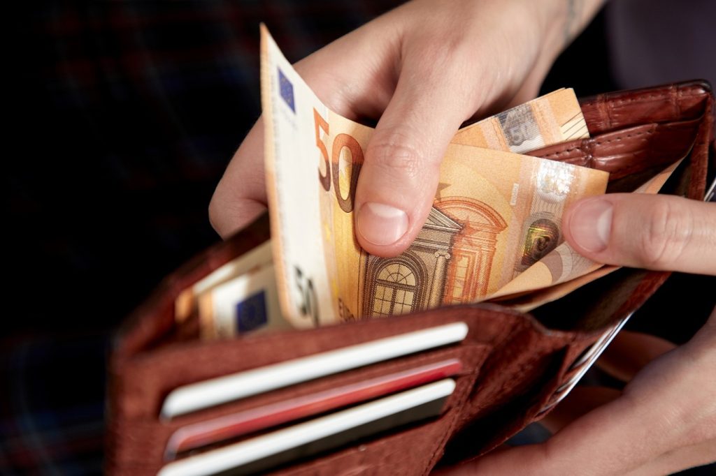 Σύνταξη μη μισθωτών: τι πρέπει να ξέρουν επαγγελματίες και αγρότες πριν υποβάλουν αίτηση