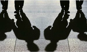 Βόλος: Ανήλικοι έβγαλαν σουγιά σε παιδιά που έλεγαν κάλαντα για να τους ληστέψουν