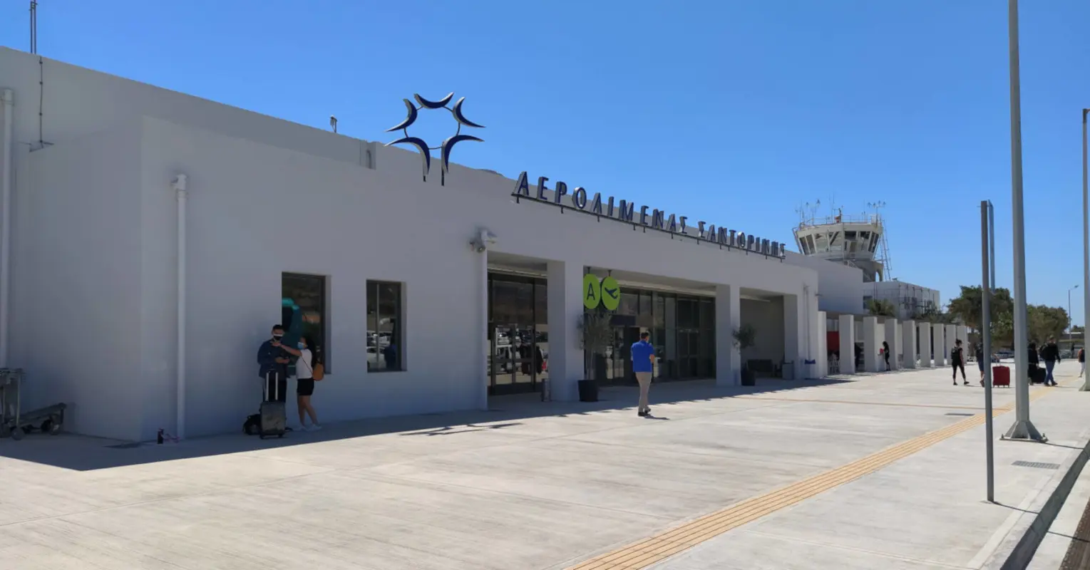 Κλείνουν τα αεροδρόμια σε Κέρκυρα και Σαντορίνη