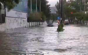 Κακοκαιρία: Παρασύρθηκε όχημα με δύο επιβαίνοντες από ορμητικό ρέμα στην Πετρέζα