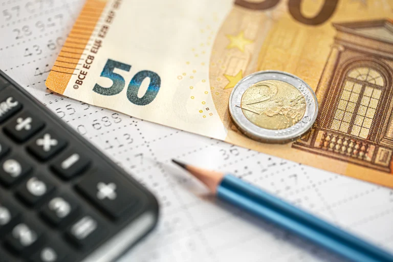 Συντάξεις: Αυξήσεις έως 60 ευρώ τον μήνα – Ποιοι κερδίζουν περισσότερα χρήματα
