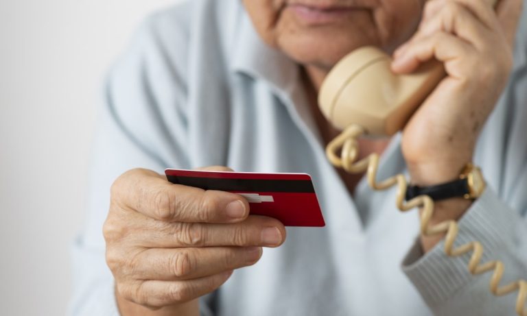 Νέα απάτη με «κλήσεις» Τροχαίας – Πώς να αναγνωρίσετε τα ψεύτικα μηνύματα