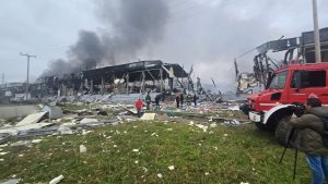 Τρίκαλα: Τρεις νεκρές από τη μεγάλη φωτιά στη μπισκοτοβιομηχανία