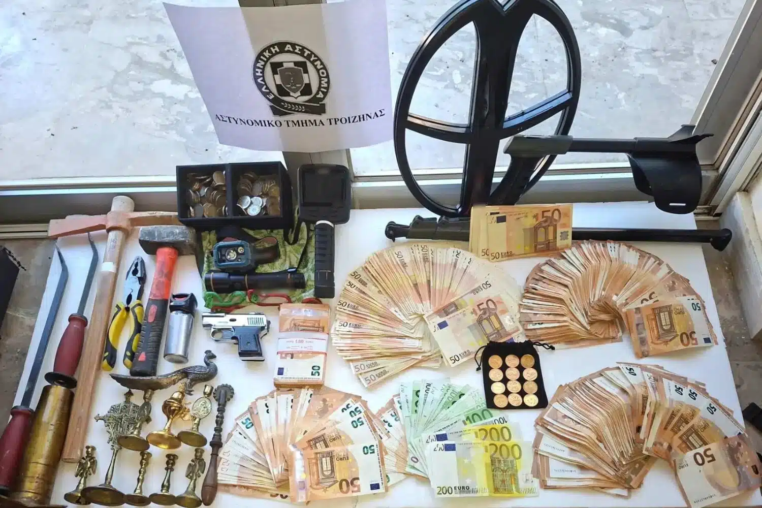 Τρία άτομα συνελήφθησαν για διαρρήξεις – Κατασχέθηκαν πάνω από 40.000 ευρώ