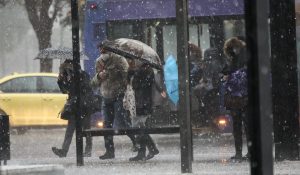 «Άνοιξαν» οι ουρανοί στην Αττική – Πώς θα εξελιχθούν οι βροχές