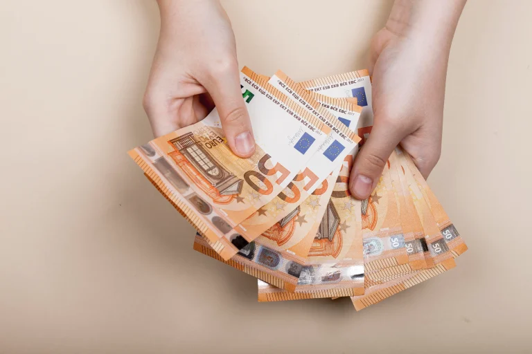 Τι δείχνουν τα έσοδα για φόρους, παροχές και ελαφρύνσεις