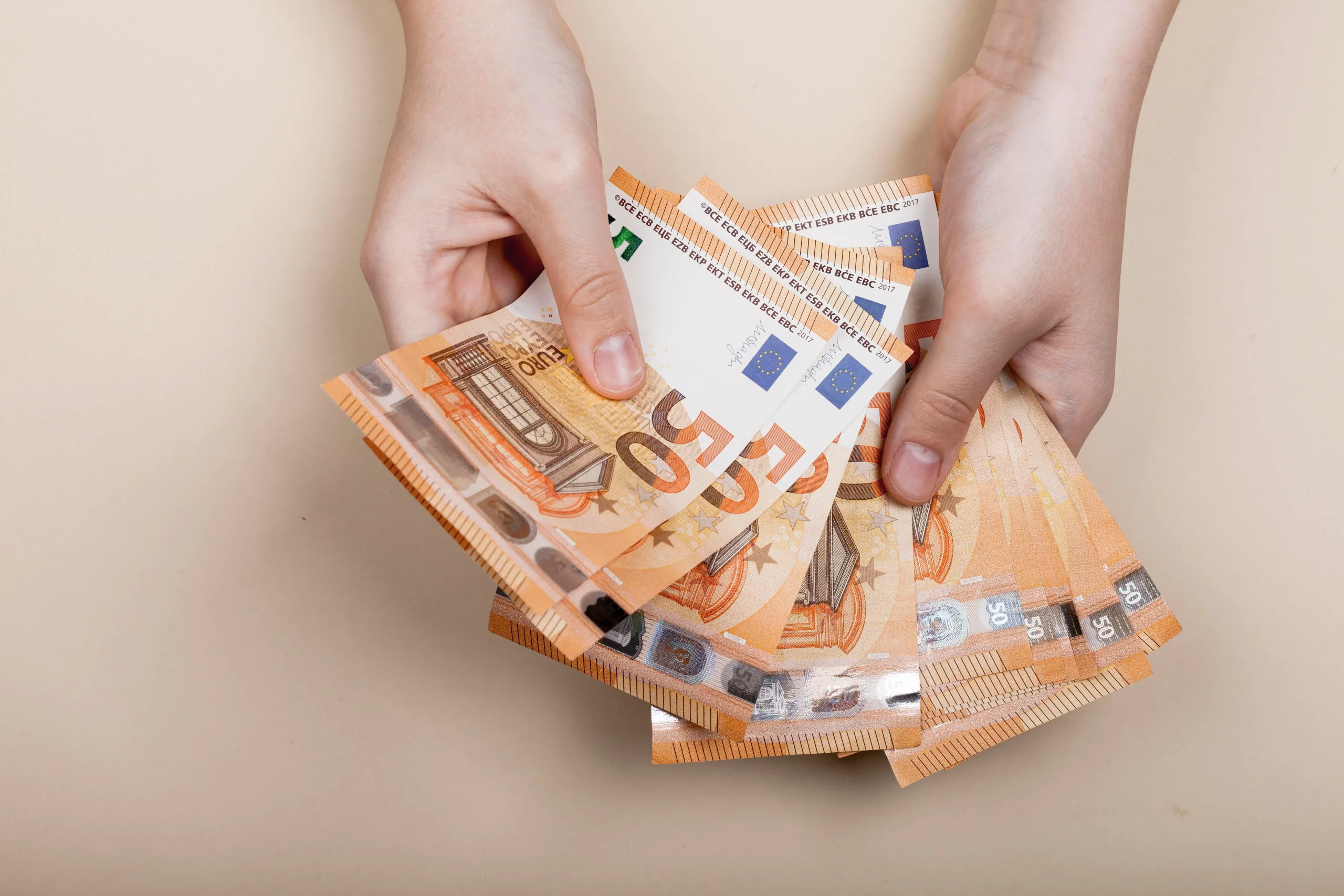 Τι δείχνουν τα έσοδα για φόρους, παροχές και ελαφρύνσεις