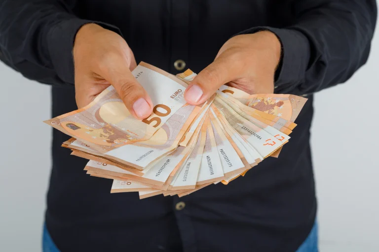 Φορολογικά μέτρα στήριξης για μικρομεσαίες εξετάζει η κυβέρνηση