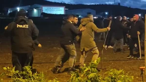 Ένταση στο αγροτικό μπλόκο Θήβας: Αγρότες έβαλαν φωτιά σε άχυρα για να αποτρέψουν τα ΜΑΤ