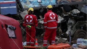 Διασώστες και ασθενοφόρα επιχειρούν στο σημείο της τραγωδίας στα Τέμπη. EUROKINISSI
