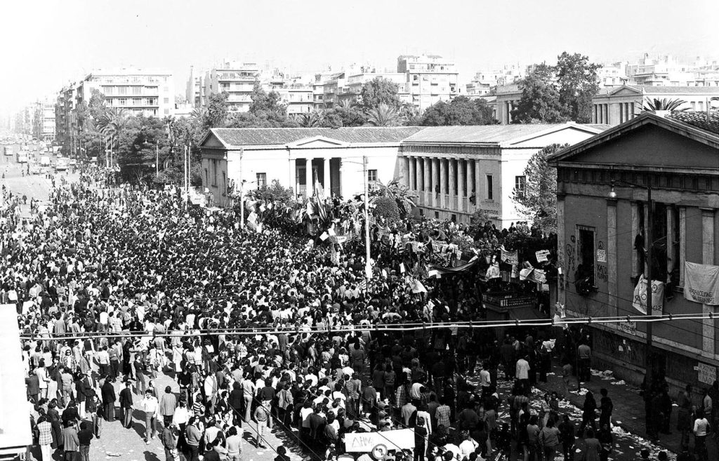 Χιλιάδες πολίτες συγκεντρώνονται στους γύρω δρόμους της Νομικής Σχολής για να εκφράσουν τη στήριξή τους στους φοιτητές, σε μία από τις πρώτες μαζικές αντιδικτατορικές κινητοποιήσεις