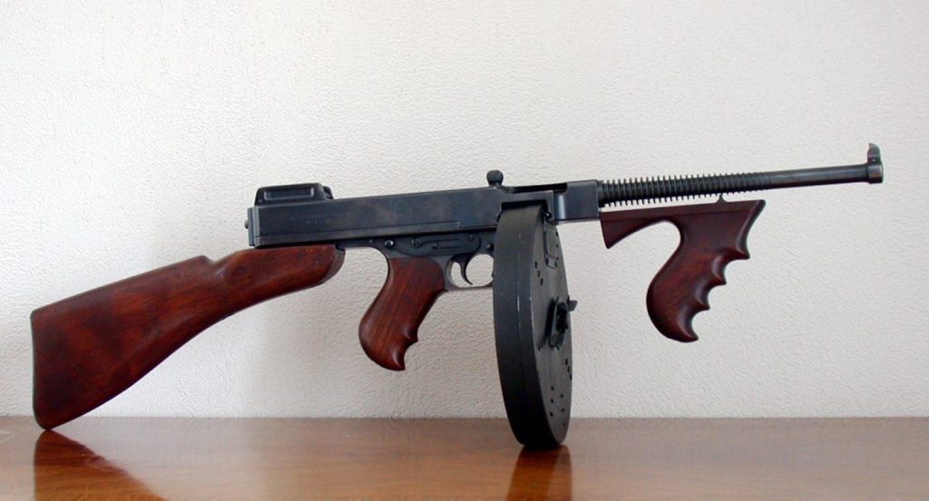 Το υποπολυβόλο Thompson, γνωστό ως «Tommy Gun», το όπλο-σύμβολο της ποτοαπαγόρευσης και της μαφιόζικης βίας της δεκαετίας του 1920, χρησιμοποιήθηκε στη σφαγή.