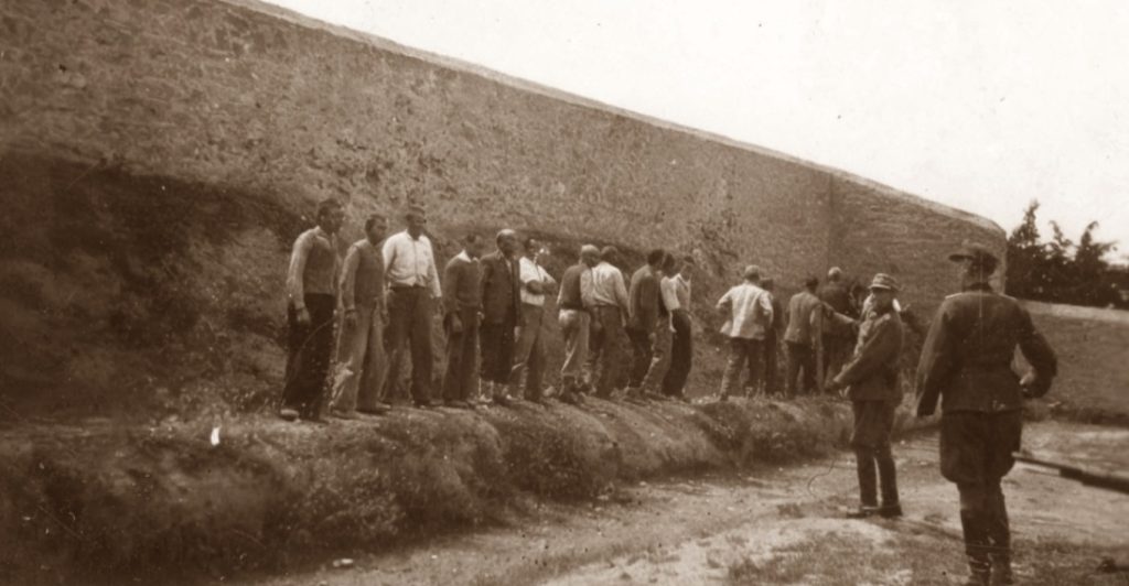 Οι 200 της Καισαριανής: Ποιοι ταυτοποιήθηκαν στις ιστορικές φωτογραφίες – Τα επόμενα βήματα του ΥΠΠΟ