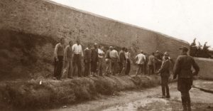 Οι 200 της Καισαριανής: Ποιοι ταυτοποιήθηκαν στις ιστορικές φωτογραφίες – Τα επόμενα βήματα του ΥΠΠΟ