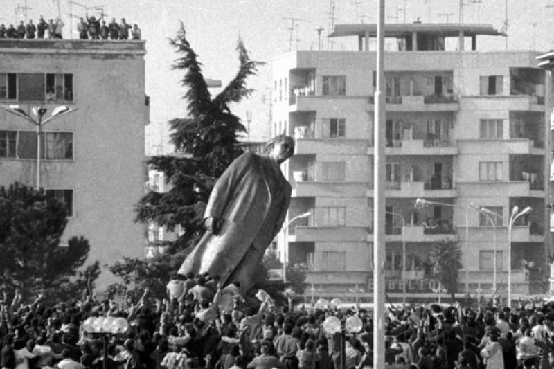 Διαδηλωτές ρίχνουν τον ανδριάντα του Ενβέρ Χότζα στην πλατεία Σκεντέρμπεη
