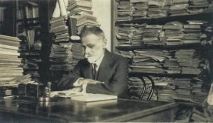 Ο Κωστής Παλαμάς στο γραφείο του, περιστοιχισμένος από χειρόγραφα και βιβλία