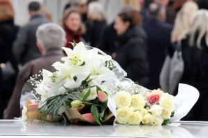Το τελευταίο αντίο στην Αντιγόνη Πανέλλη – Συγκίνηση στην εξόδιο ακολουθία