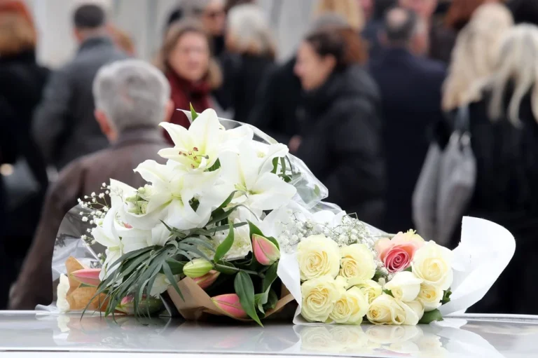 Το τελευταίο αντίο στην Αντιγόνη Πανέλλη – Συγκίνηση στην εξόδιο ακολουθία