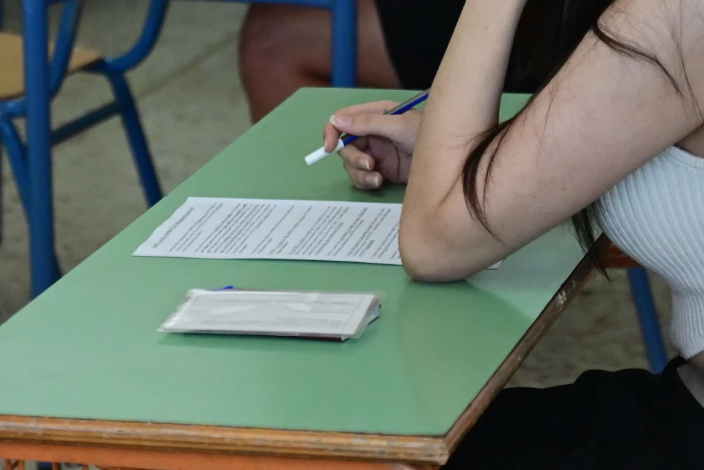 Υποψήφια των επαγγελματικών λυκείων (ΕΠΑΛ) στις πανελλαδικές εξετάσεις. Φωτ, Αρχείου EUROKINISSI. 