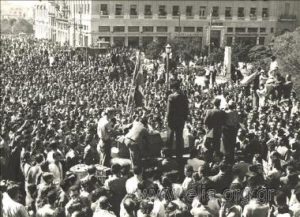 Πλήθος κόσμου συγκεντρώνεται στην κηδεία του Κωστή Παλαμά στην κατεχόμενη Αθήνα, Φεβρουάριος 1943.