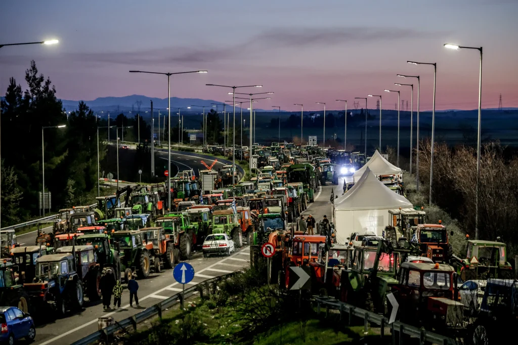 ΣΥΝΕΛΕΥΣΗ ΤΩΝ ΑΓΡΟΤΩΝ ΣΤΟ ΜΠΛΟΚΟ ΤΗΣ ΝΙΚΑΙΑΣ ΣΤΗ ΛΑΡΙΣΑ (EUROKINISSI)