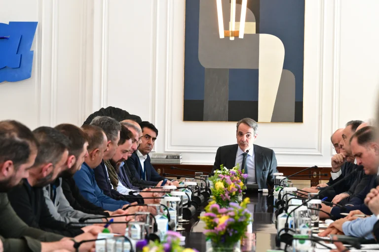 Συνάντηση Μητσοτάκη με κτηνοτρόφους στο Μέγαρο Μαξίμου