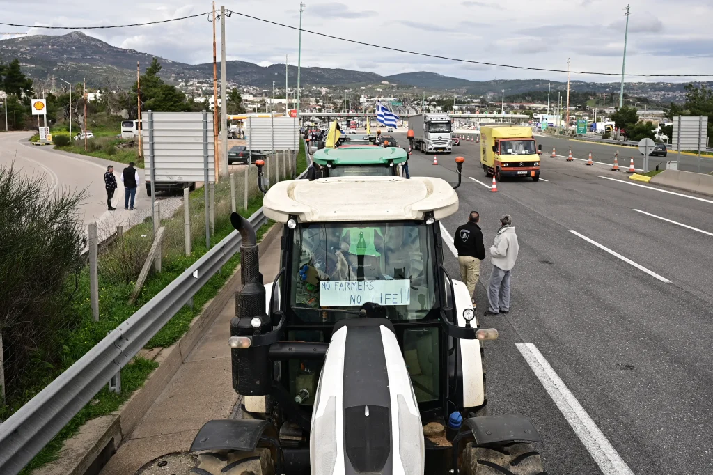 Είσοδος των αγροτών με τρακτέρ στην Αθήνα για να συμμετάσχουν στο αγροτικό συλλαλητήριο στο Σύνταγμα, Παρασκευή 12 Φεβρουαρίου 2026. Στο επίκεντρο των διεκδικήσεων παραμένουν το υψηλό κόστος παραγωγής, οι εγγυημένες τιμές στα προϊόντα, η αλλαγή του κανονισμού του ΕΛΓΑ και αποζημιώσεις στο 100%. (ΜΙΧΑΛΗΣ ΚΑΡΑΓΙΑΝΝΗΣ/EUROKINISSI)