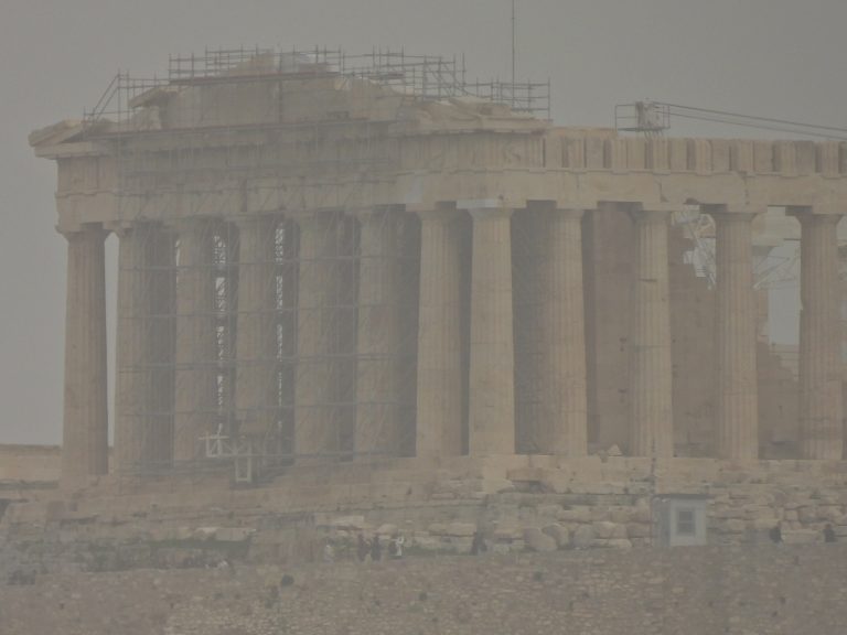 Αφρικανική σκόνη «σαρώνει» τη χώρα – Τι λέει ο Κολυδάς για το νέο κύμα