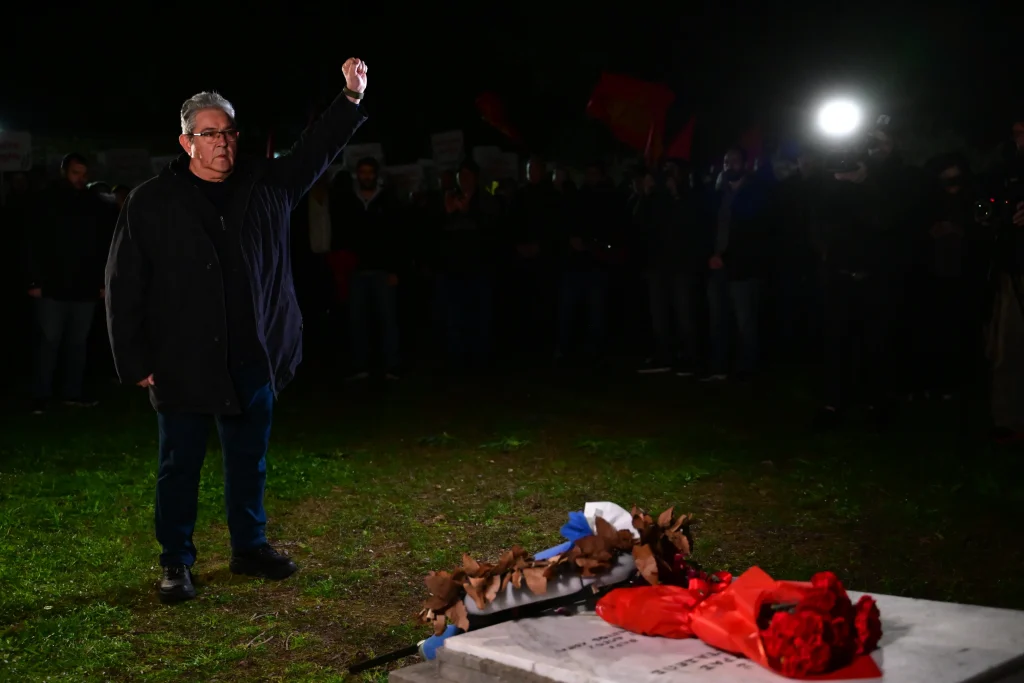  ΣΥΓΚΕΝΤΡΩΣΗ ΚΑΙ ΠΟΡΕΙΑ ΜΝΗΜΗΣ ΤΗΣ ΚΝΕ ΣΤΗΝ ΚΑΙΣΑΡΙΑΝΗ. Στη φωτογραφία με το χέρι υψωμένο σε γροθιά ο Δημήτρης Κουτσούμπας (ΤΑΤΙΑΝΑ ΜΠΟΛΑΡΗ/EUROKINISSI) 