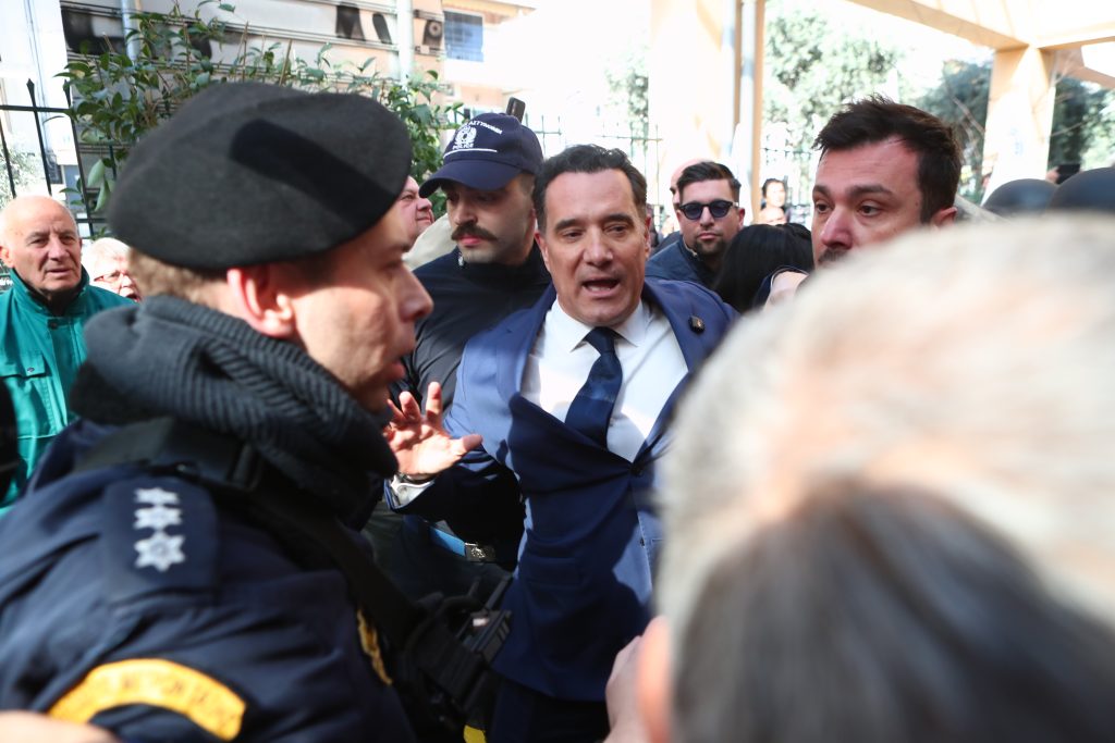 Ο Σύλλογος Εργαζομένων στο πραγματοποίησε στάση εργασίας και συγκέντρωση. Στην ανακοίνωση τους αναφέρουν μεταξύ άλλων ότι ο υπουργός "έκλεισε το νοσοκομείο Λοιμωδών κατά την προηγούμενη θητεία του", "έχει αφήσει το νοσοκομείο της Νίκαιας υποστελεχωμένο με προσωπικό εξοντωμένο" και "έχει αφήσει τις δομές Πρωτοβάθμιας Υγείας της Περιοχής χωρίς τις βασικές ειδικότητες, χωρίς δυνατότητα να εφημερεύουν και να καλύπτουν τις ανάγκες του πληθυσμού".