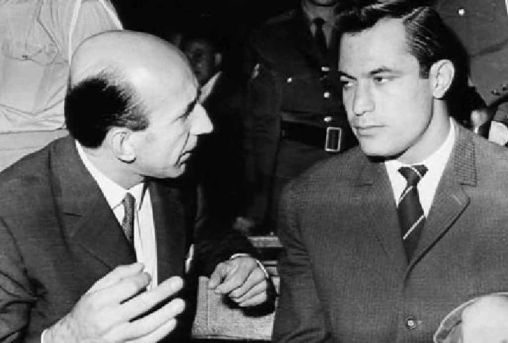 Ο Αριστείδης Παγκρατίδης σε στιγμιότυπα από τη δίκη του στη Θεσσαλονίκη το 1966, υπόθεση που συγκλόνισε την κοινή γνώμη και παραμένει μέχρι σήμερα αντικείμενο συζήτησης.