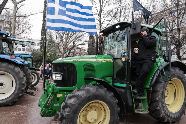 Στους δρόμους ξανά οι αγρότες: «Πασχαλινό» μπλόκο στον Ε-65