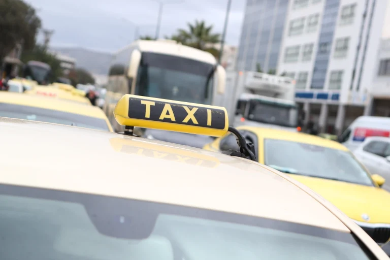Νομοσχέδιο Υποδομών: Τη Δευτέρα στη Βουλή – Τι αλλάζει σε ταξί και μεταφορές