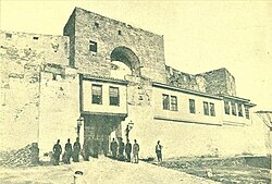 Ο Αριστείδης Παγκρατίδης και το Επταπύργιο (Γεντί Κουλέ), όπου κρατήθηκε πριν την εκτέλεσή του.