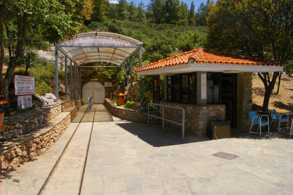 Η είσοδος του Σπηλαίου των Πετραλώνων στη Χαλκιδική, όπου εντοπίστηκε το κρανίο του Αρχανθρώπου.