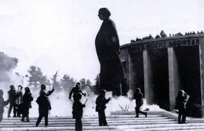 Στιγμιότυπο από τα επεισόδια που έλαβαν μέρος στις 20 Φεβρουαρίου στην πλατεία Σκεντέρμπεη