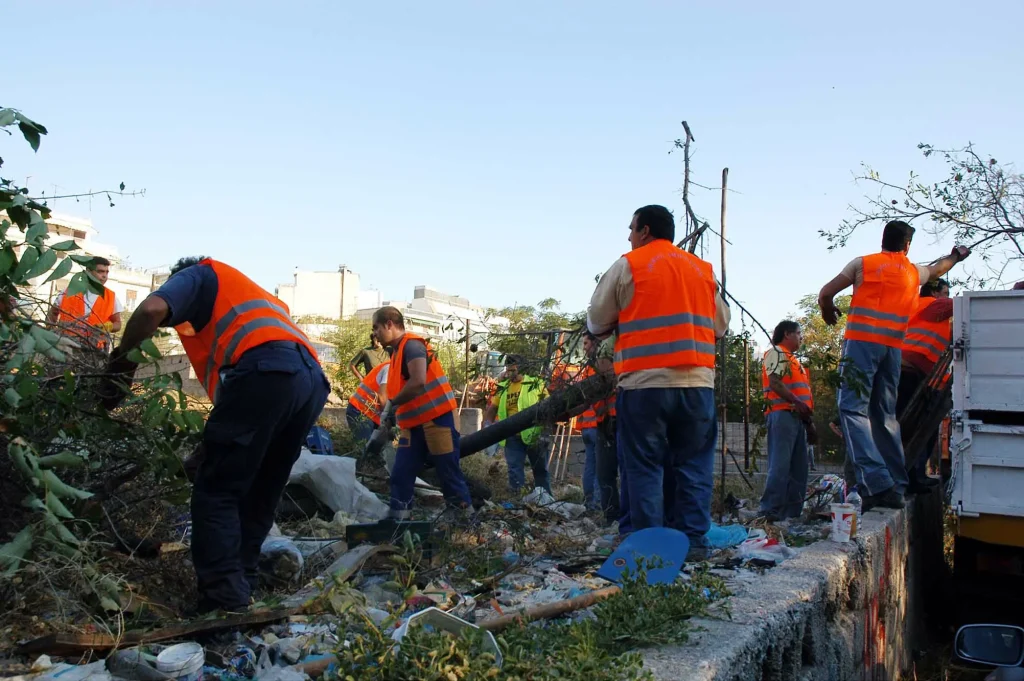 Ακαθάριστα οικόπεδα: Πόσο κοστίζει ο καθαρισμός και ποια τα πρόστιμα