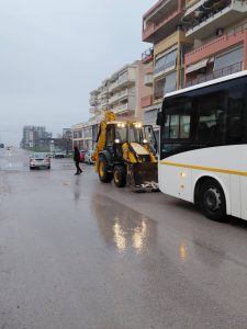 Θεσσαλονίκη: Λακκούβα «κατάπιε» λεωφορείο που μετέφερε μαθητές
