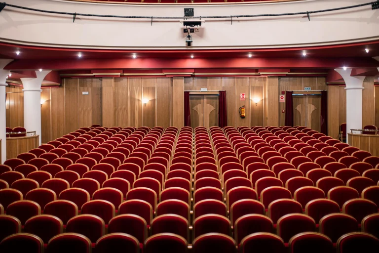 Οι παραστάσεις που κάνουν πρεμιέρα σήμερα
