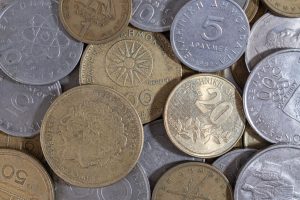 Η μετάβαση από τη δραχμή στο ευρώ το 2002 σηματοδότησε μια ιστορική οικονομική αλλαγή για την Ελλάδα και την Ευρώπη.