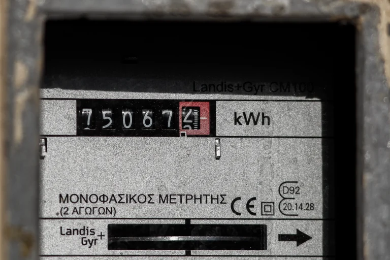 Πάνω από 720.000 νοικοκυριά άλλαξαν τιμολόγιο ρεύματος το 2025
