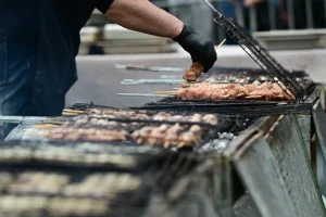 Πάσχα: Ψήσιμο στα κάρβουνα- Οι «αθόρυβοι» κίνδυνοι που πρέπει να ξέρεις