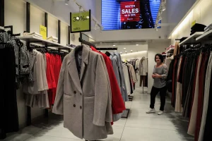 Τέλος στην καταστροφή απούλητων ρούχων βάζει η ΕΕ
