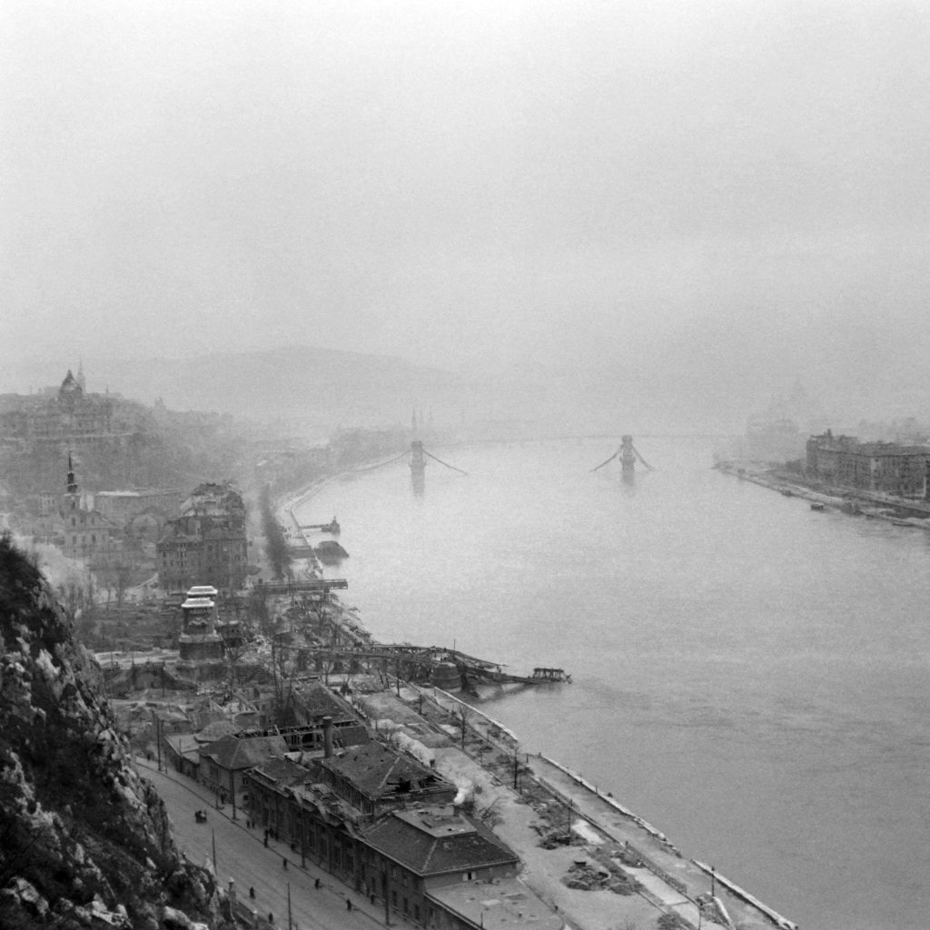 Η Βουδαπέστη τον Φεβρουάριο του 1945 μετά από 50 ημέρες πολιορκίας. Οι μάχες δρόμο-δρόμο και η ανατίναξη των γεφυρών του Δούναβη άφησαν την πόλη κατεστραμμένη.